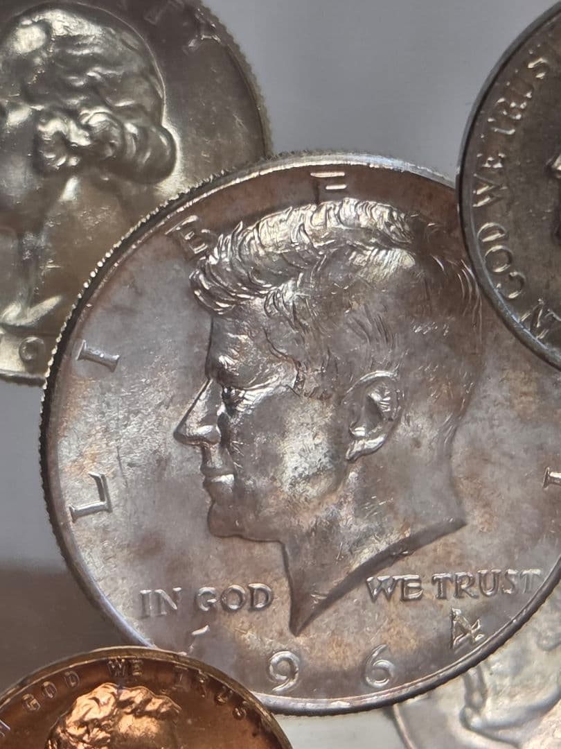 (お土産品)　アメリカ　銀貨入り置き物　1964年銘