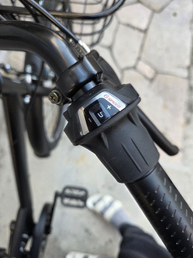 24インチ キッズ シティサイクル 野球チーム カゴ、オートライト、6段変速