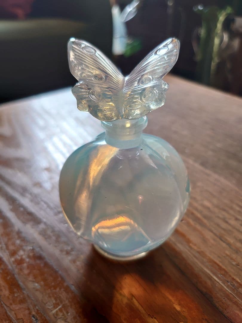 フランス1930s'オパールセント「蝶のパフィームボトル」香水瓶