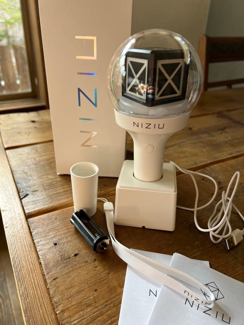 【最終値下げ！美品】NiziU ペンライト
