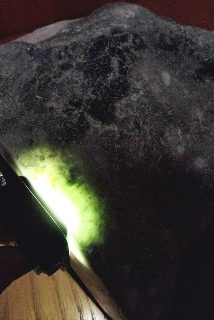 ★翡翠原石★糸魚川硬玉【小滝・転石・底カット】