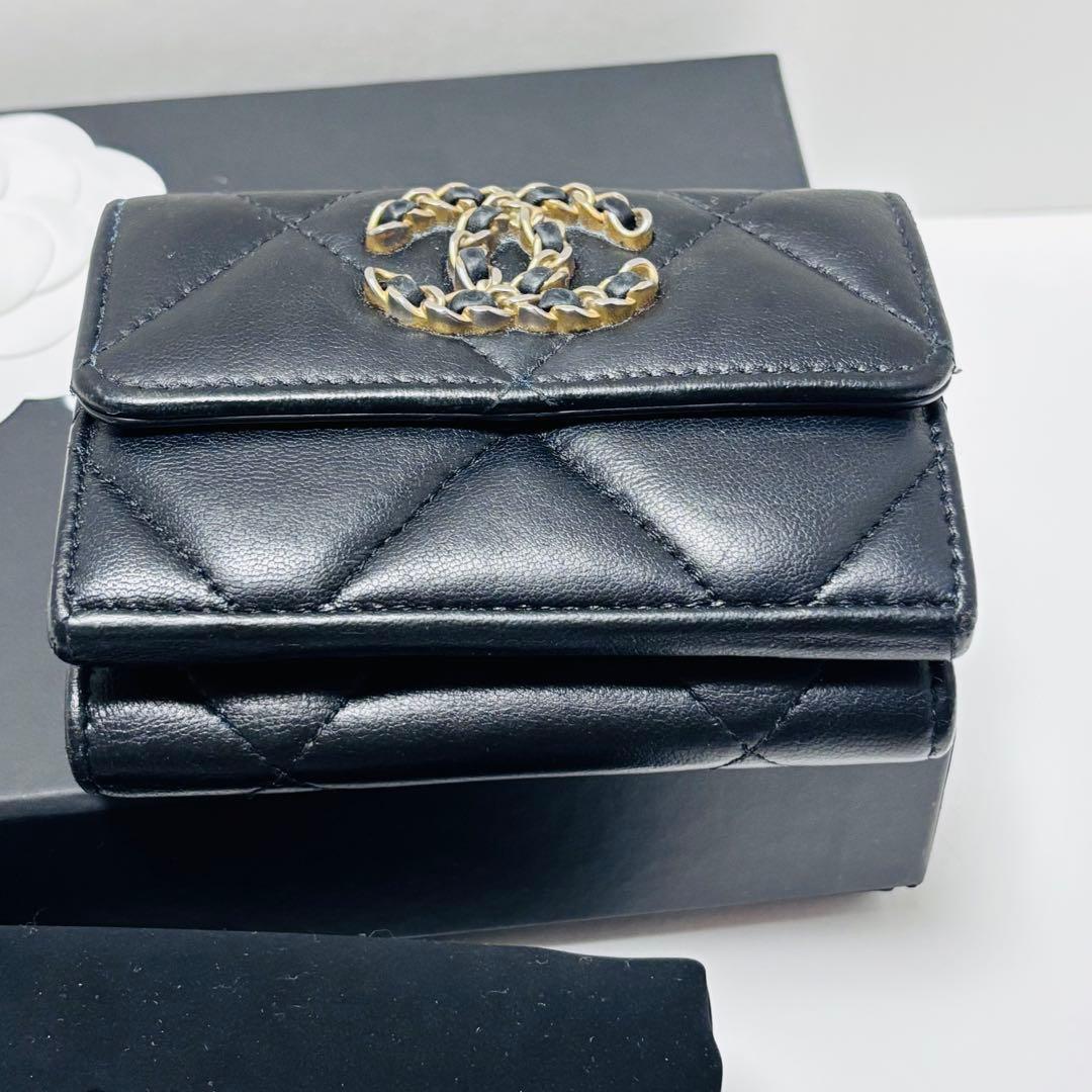 シャネル 19 ディズヌフ　三つ折り財布　Wホック　ラムスキン