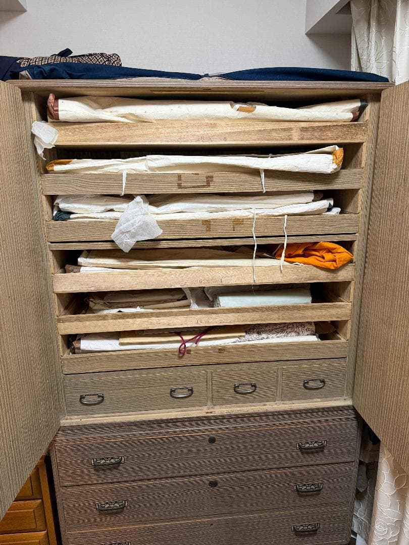 桐箪笥 牡丹金具. 着物 観音開き アンティーク