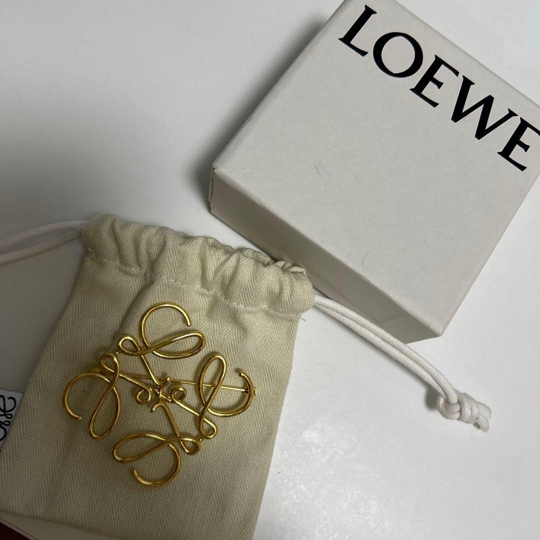 LOEWE アナグラム ブローチ