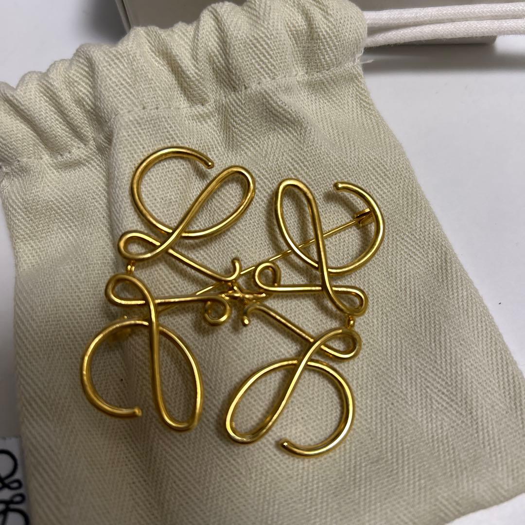 LOEWE アナグラム ブローチ