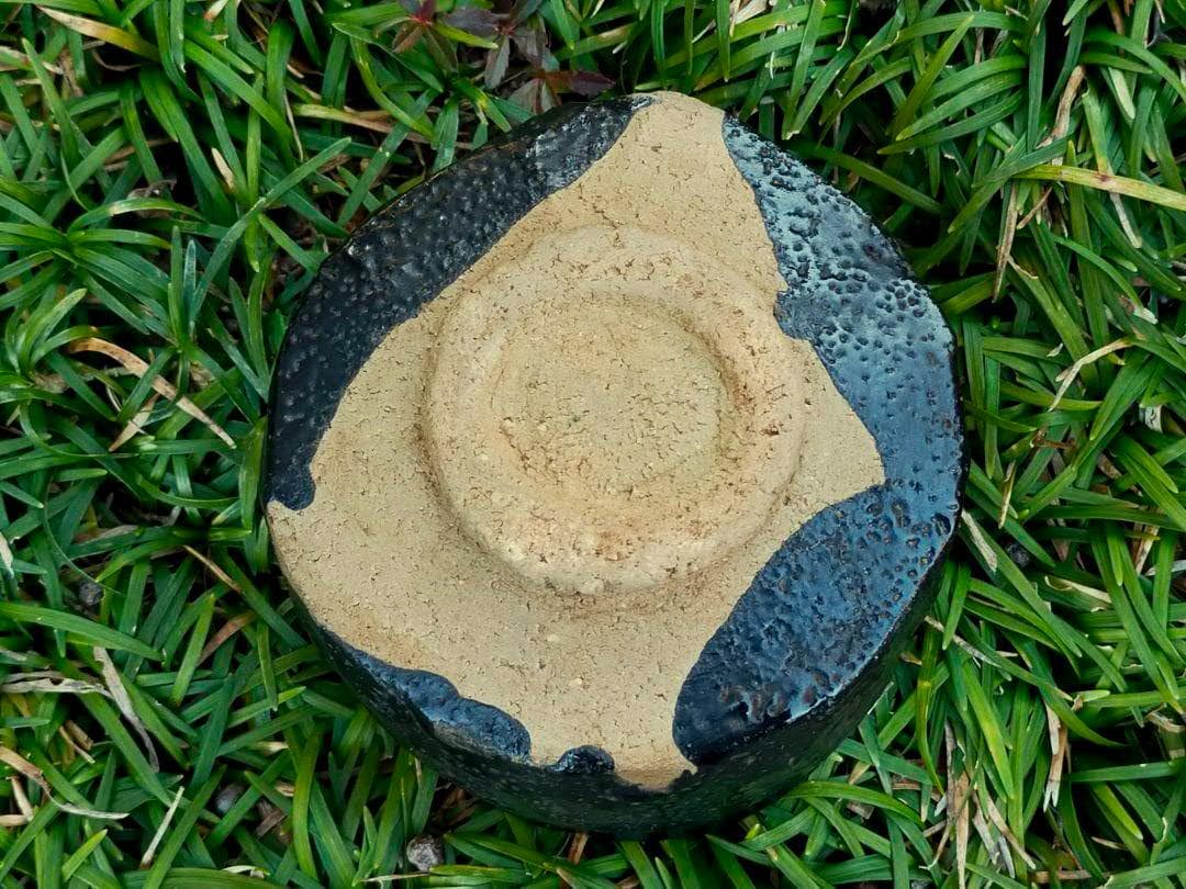 ♥美濃焼　織部黒　茶碗　桐箱　仕覆付き　引出黒　瀬戸黒　骨董品