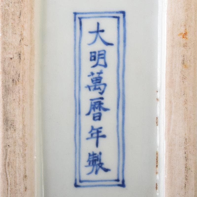 中国　大明萬歴年製款　五彩　龍鳳凰文　四方蓋物　M　R8254