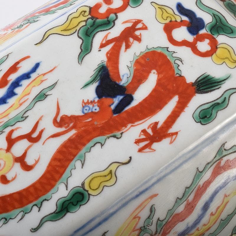 中国　大明萬歴年製款　五彩　龍鳳凰文　四方蓋物　M　R8254