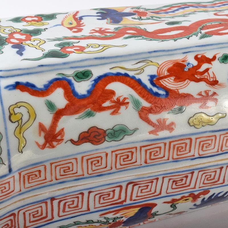 中国　大明萬歴年製款　五彩　龍鳳凰文　四方蓋物　M　R8254