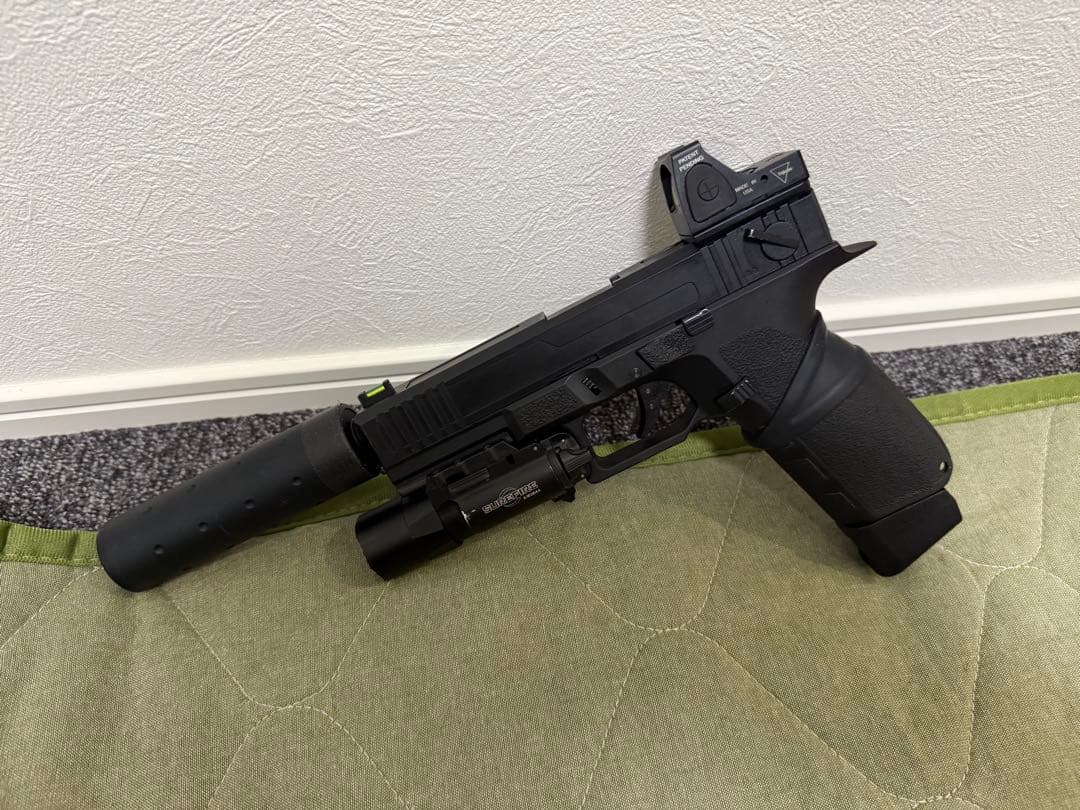 カーボネイト　ストライカー9s ライト付き 2マガジン　ホルスター付き