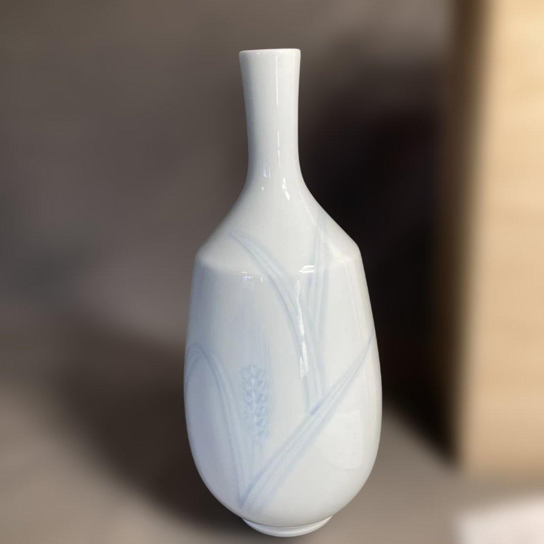 【井上萬二】白磁の伝統　日本の名窯　人間国宝　井上萬二　白磁染麦穂文　花瓶