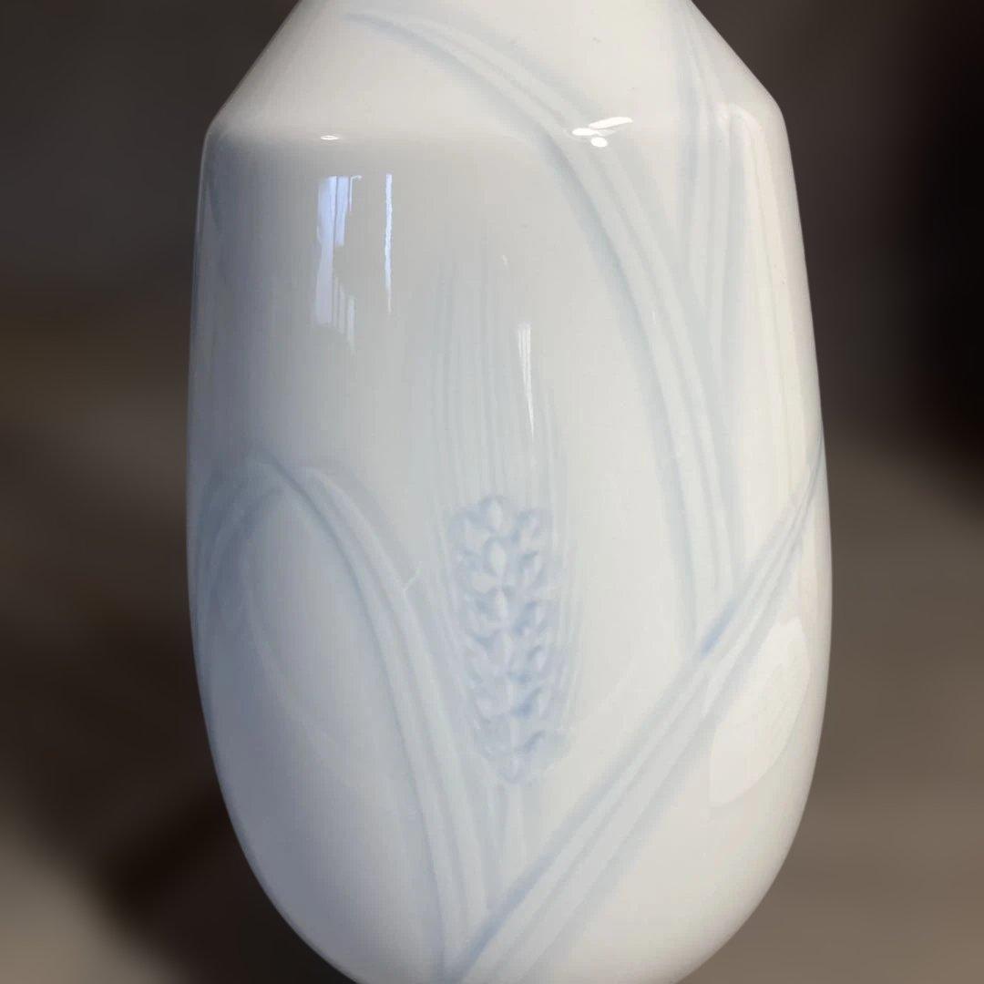 【井上萬二】白磁の伝統　日本の名窯　人間国宝　井上萬二　白磁染麦穂文　花瓶
