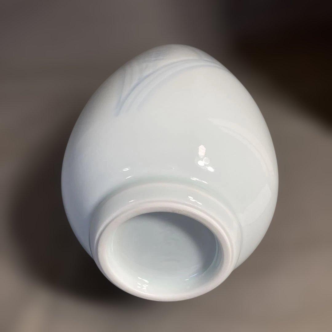 【井上萬二】白磁の伝統　日本の名窯　人間国宝　井上萬二　白磁染麦穂文　花瓶