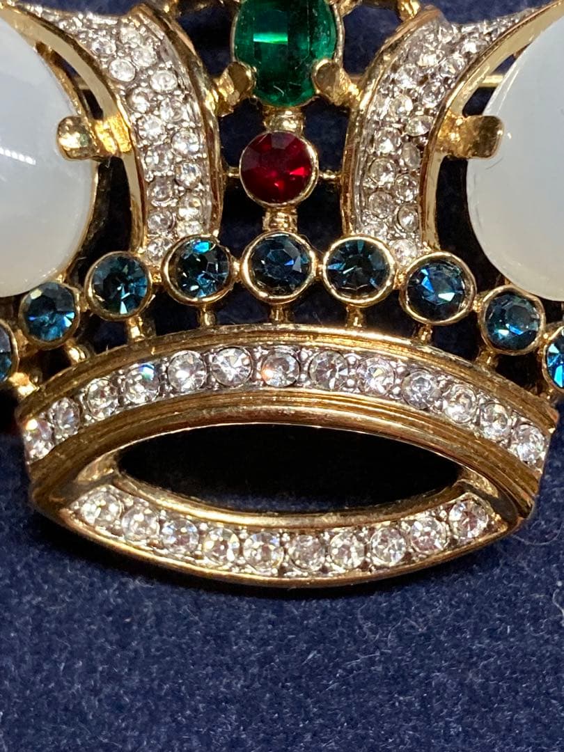 未使用　TRIFARI 王冠ブローチ