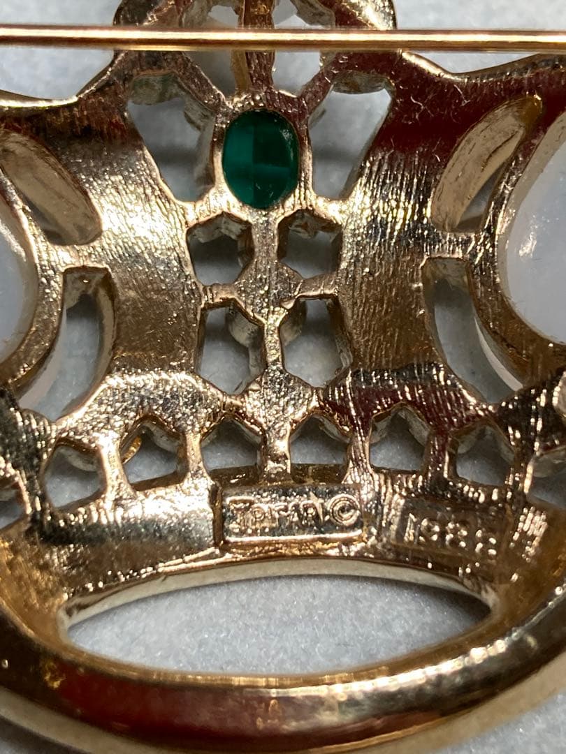 未使用　TRIFARI 王冠ブローチ