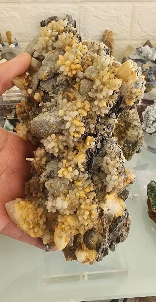 八面体蛍石を含むキャンドルクォーツの花