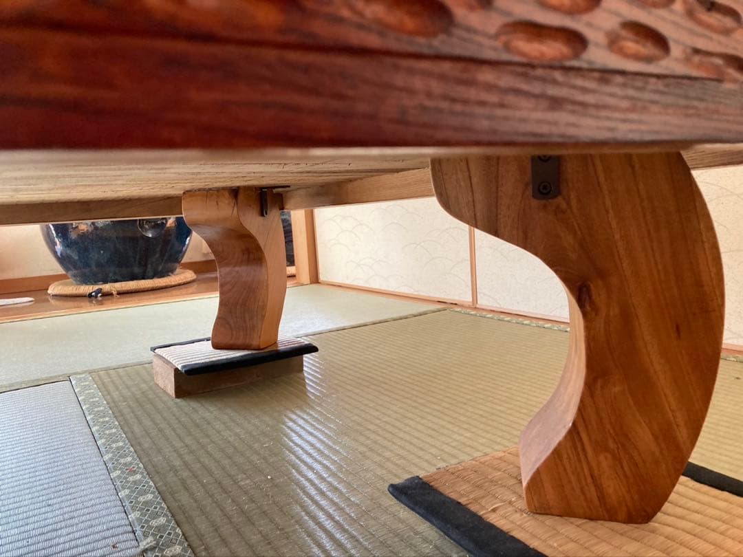 彫刻装飾の木製テーブル