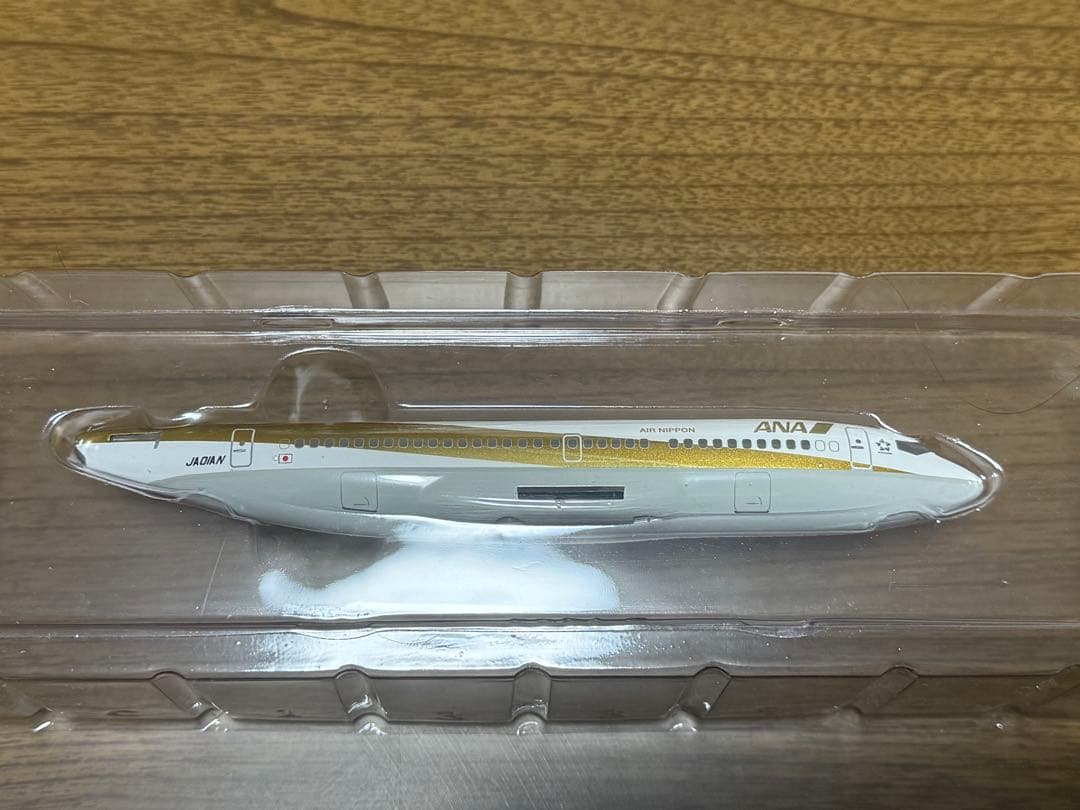 全日空商事 1/200 ANA B737-700 GOLD JET 非売品