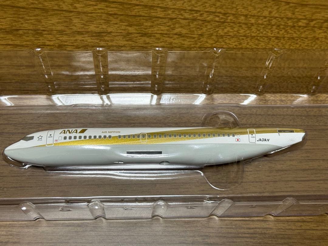 全日空商事 1/200 ANA B737-700 GOLD JET 非売品