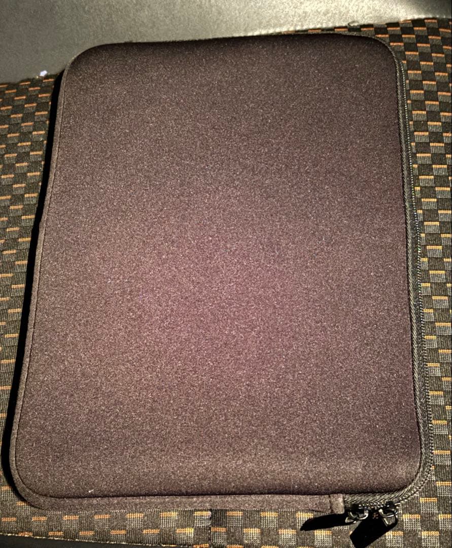 黒いナイロン製タブレットケース