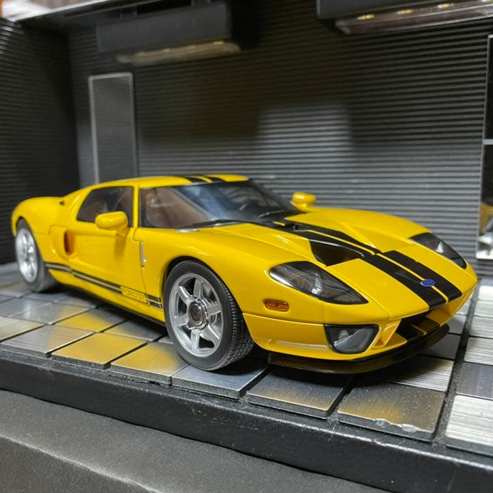 未展示品オートアート1/18フォードGT 2004 イエロー/ブラックストライプ