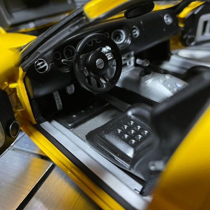 未展示品オートアート1/18フォードGT 2004 イエロー/ブラックストライプ