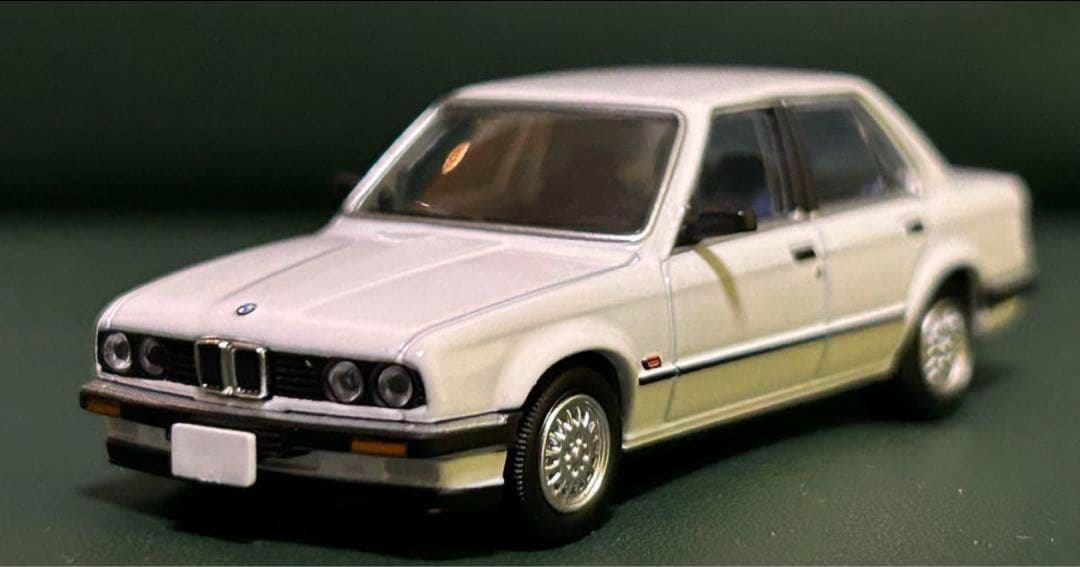 トミカリミテッドヴィンテージネオ BMW 325i 4ドア 白