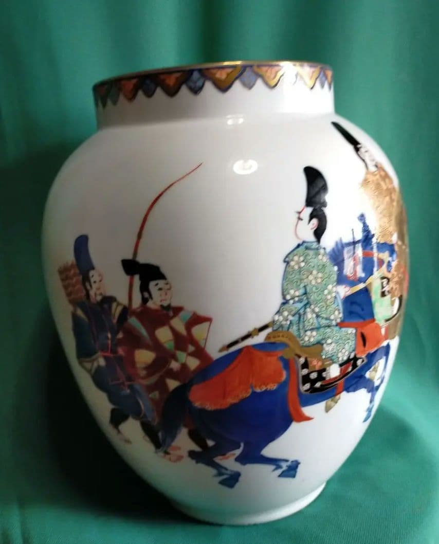有田　伊万里　武士と馬の絵柄の陶器壺