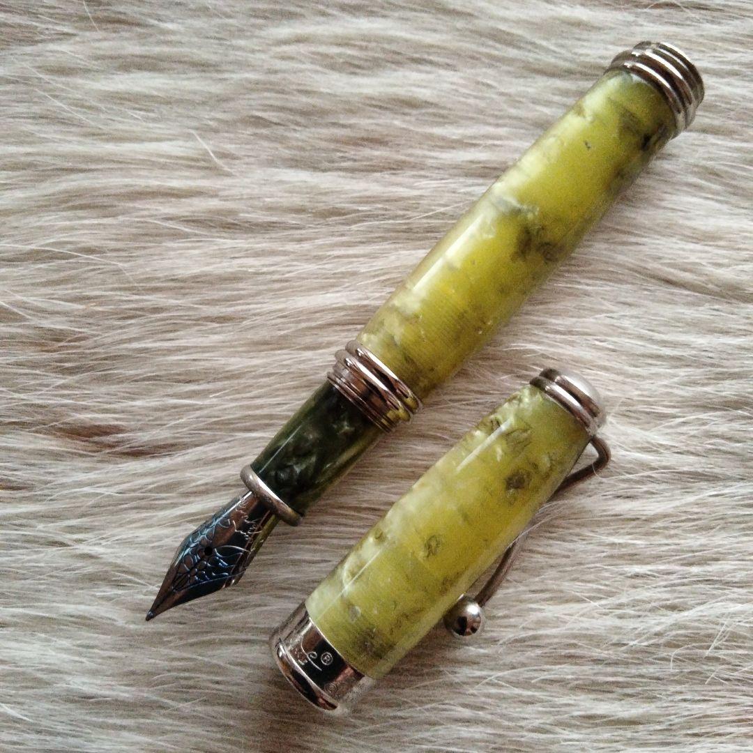 LEPINE 黄緑の万年筆とボールペンセット