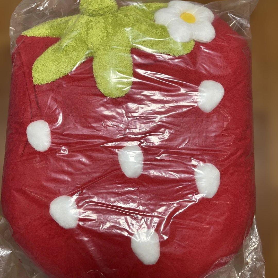 ペットパラダイス いちごクッション　赤　新品未使用未開封