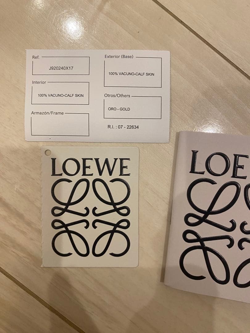 LOEWE ゴールド リボンブローチ