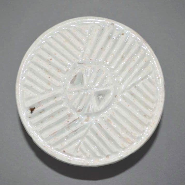 『李朝白瓷櫛目文餅型』 ”木石過眼”　トクサル　菓子型　朝鮮古陶磁器　蓋置　墨床