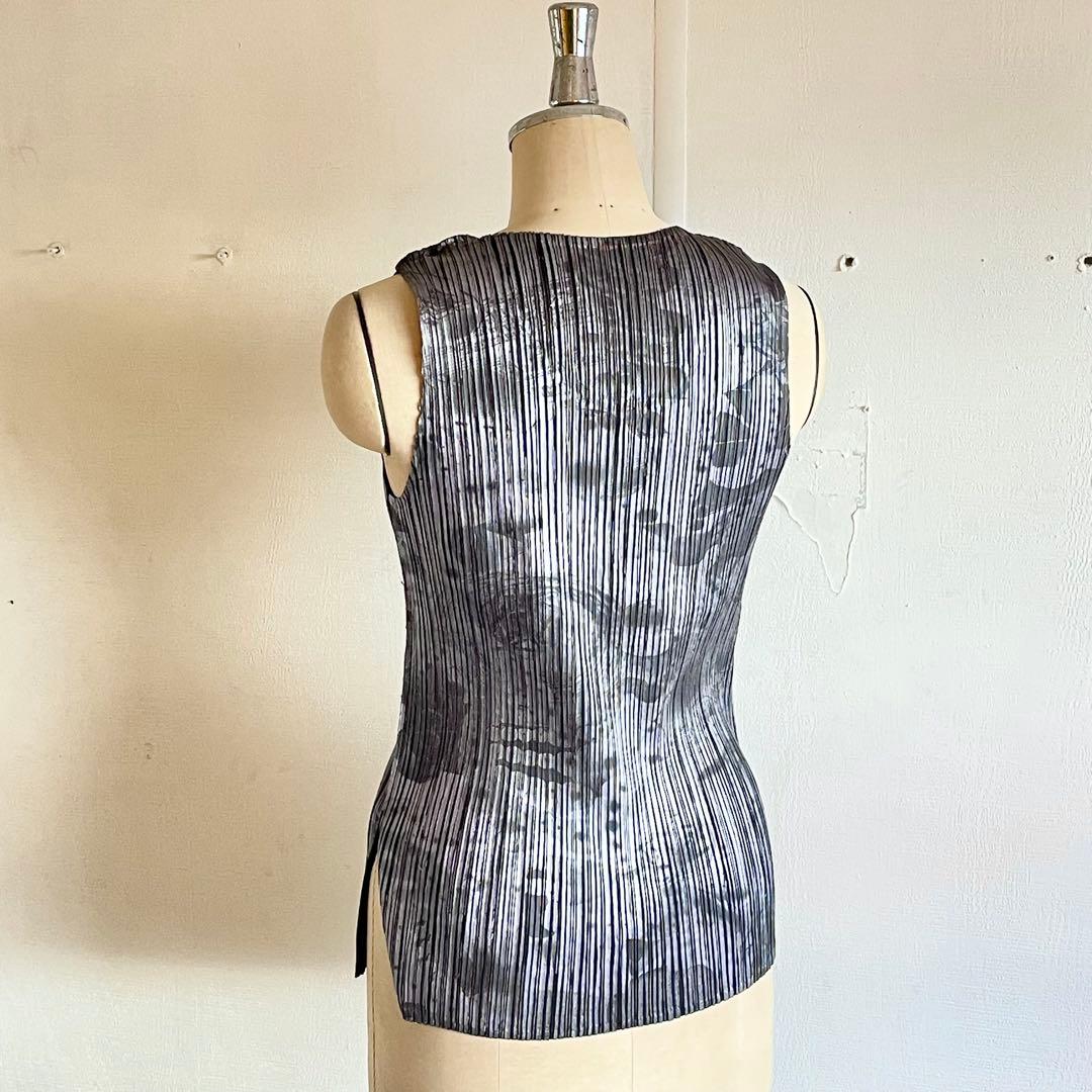 イッセイミヤケ pleats please シルバー タンクトップ