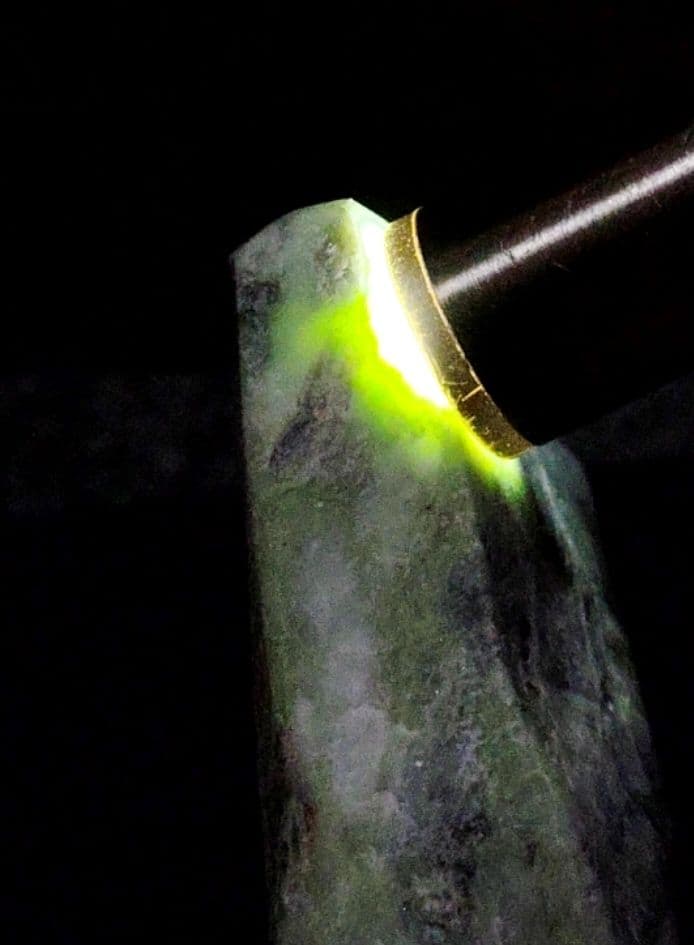 ★翡翠原石★糸魚川硬玉【姫川・切り出し・カメレオン翡翠390ｇ】