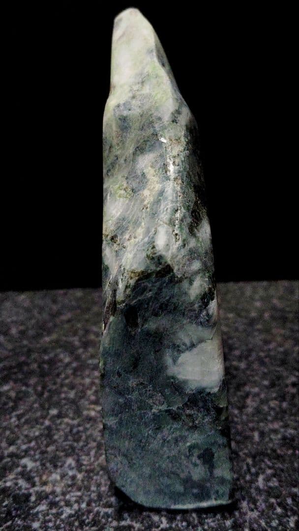 ★翡翠原石★糸魚川硬玉【姫川・切り出し・カメレオン翡翠390ｇ】