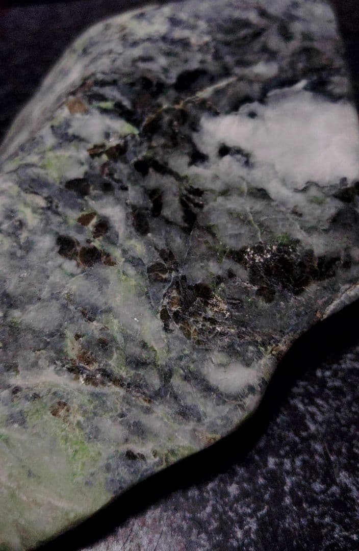 ★翡翠原石★糸魚川硬玉【姫川・切り出し・カメレオン翡翠390ｇ】