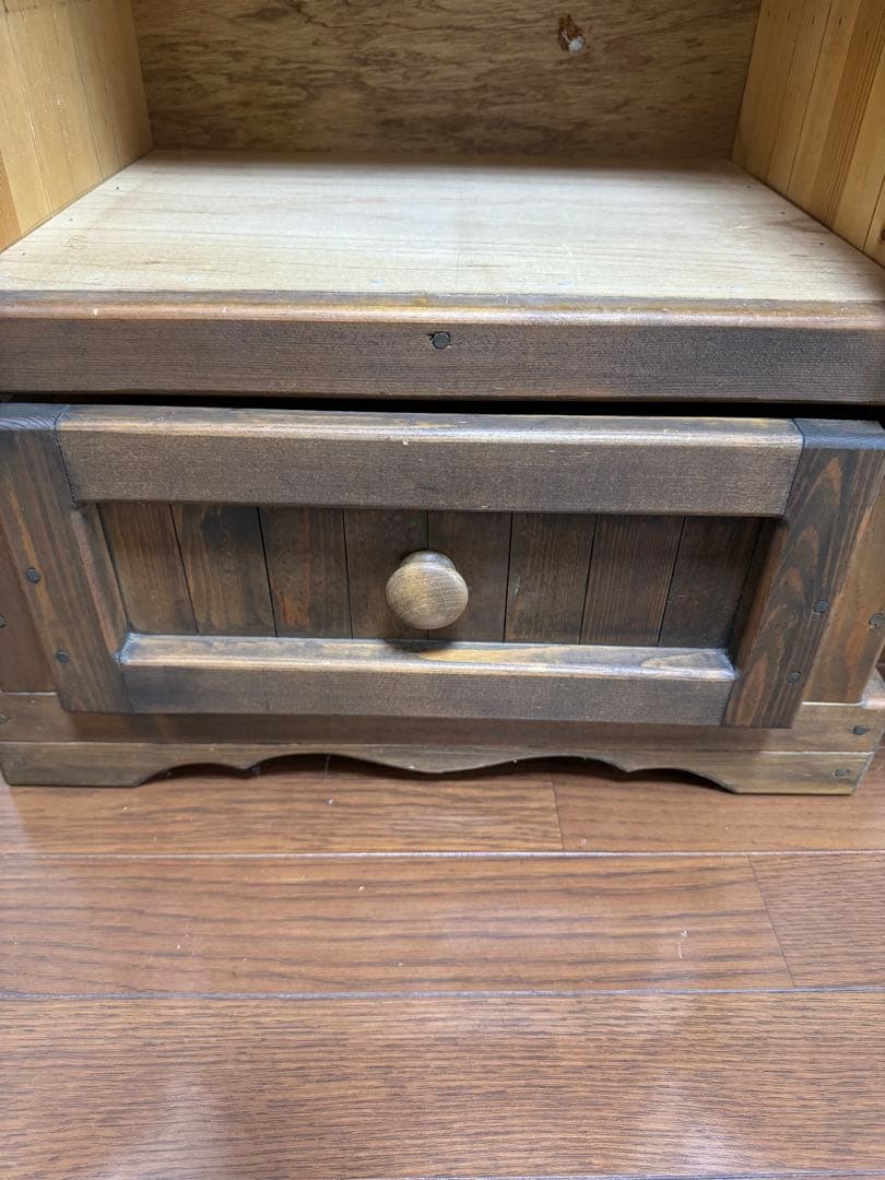 カントリー家具　木製扉付きキャビネット