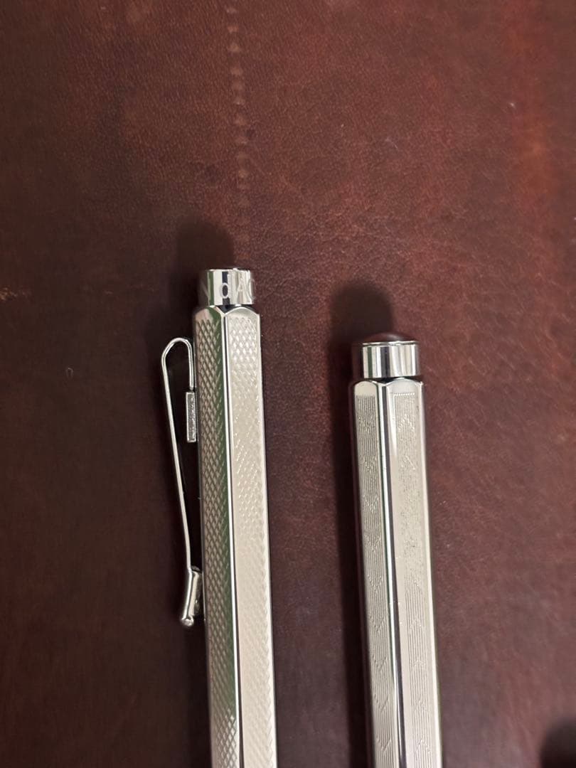 カランダッシュ　シルバーのボールペン2本とペンケース