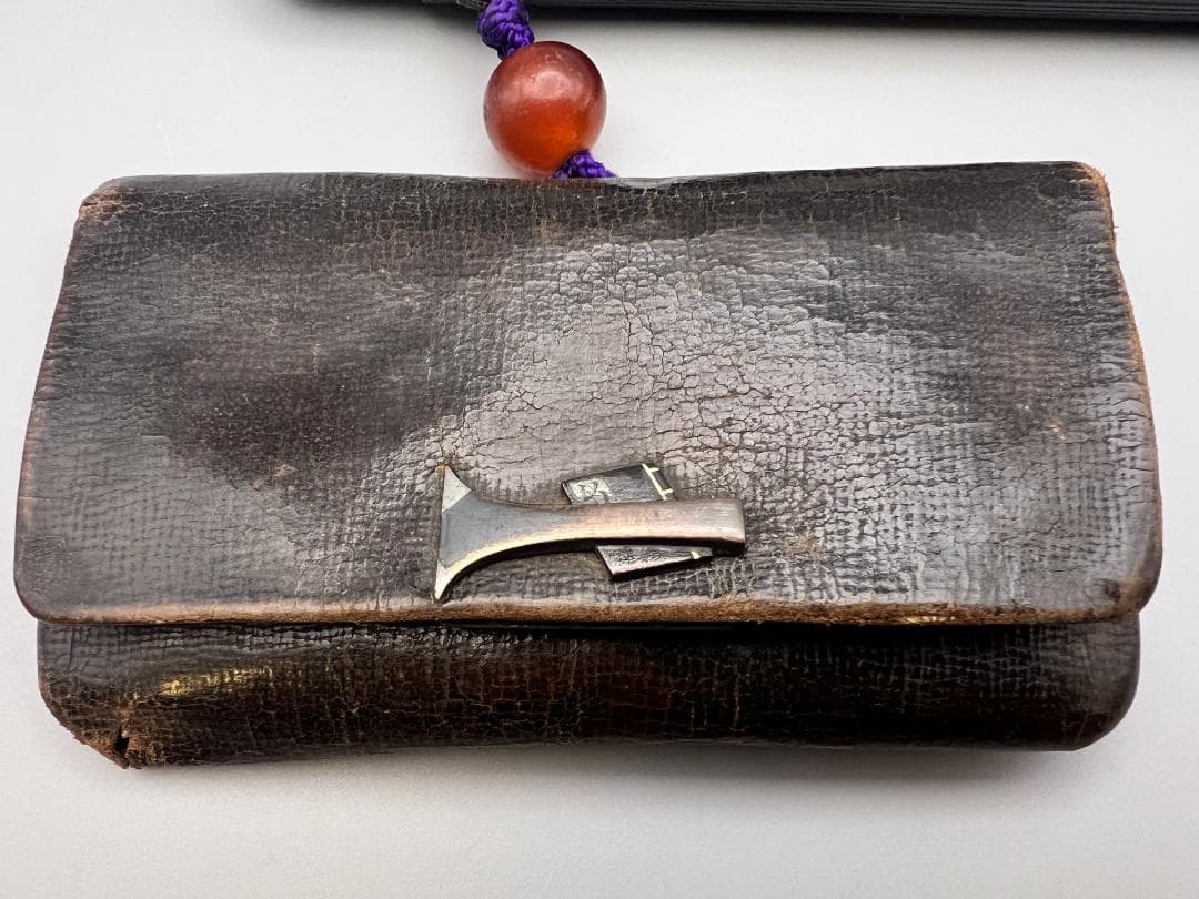 江戸明治時代　斧形前金具　銀象嵌　裏金具在銘　キセル入れ一心在銘　瑪瑙珠根〆