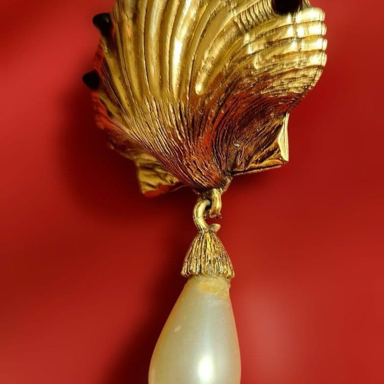 ヴィンテージCHANEL(シヤネル)貝殻デザイン ブローチ 　パール付き