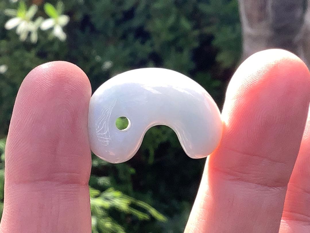 ✳安価卸し値段　幸運引き寄せる糸魚川翡翠勾玉　本物を１個お持ちください　鑑別書付