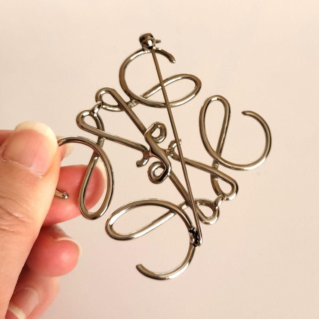 美品 ロエベ LOEWE アナグラム ブローチ シルバー