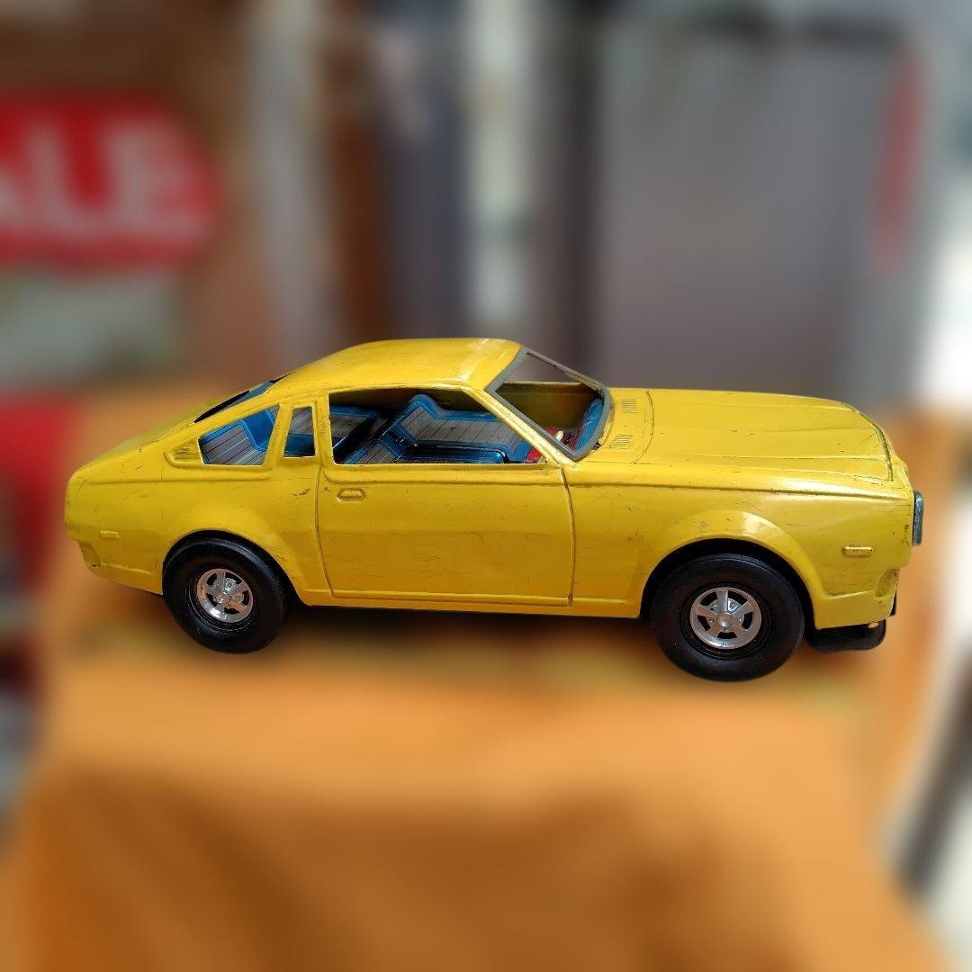 黄色のブリキ大型ミニカーmazda