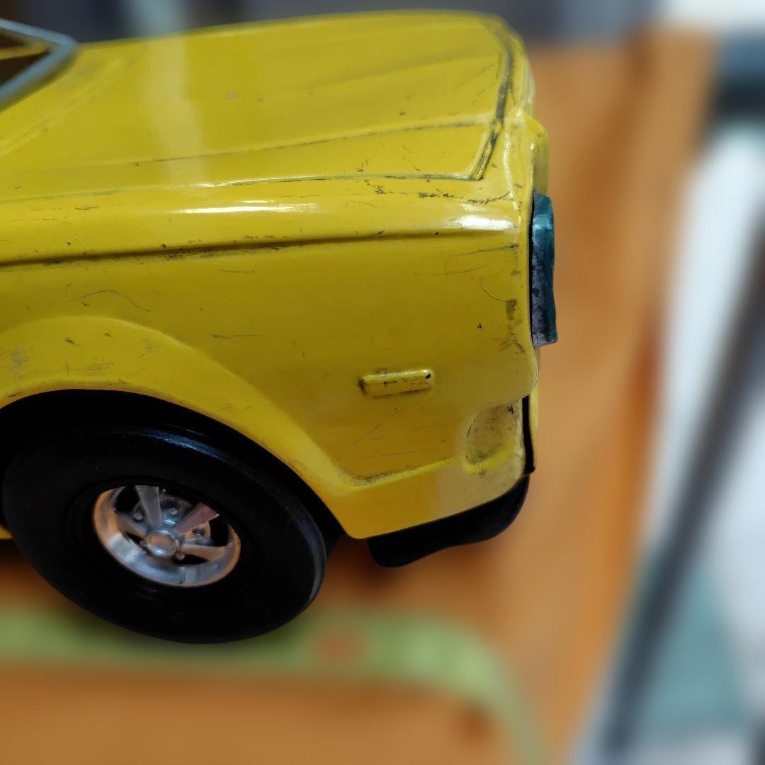 黄色のブリキ大型ミニカーmazda