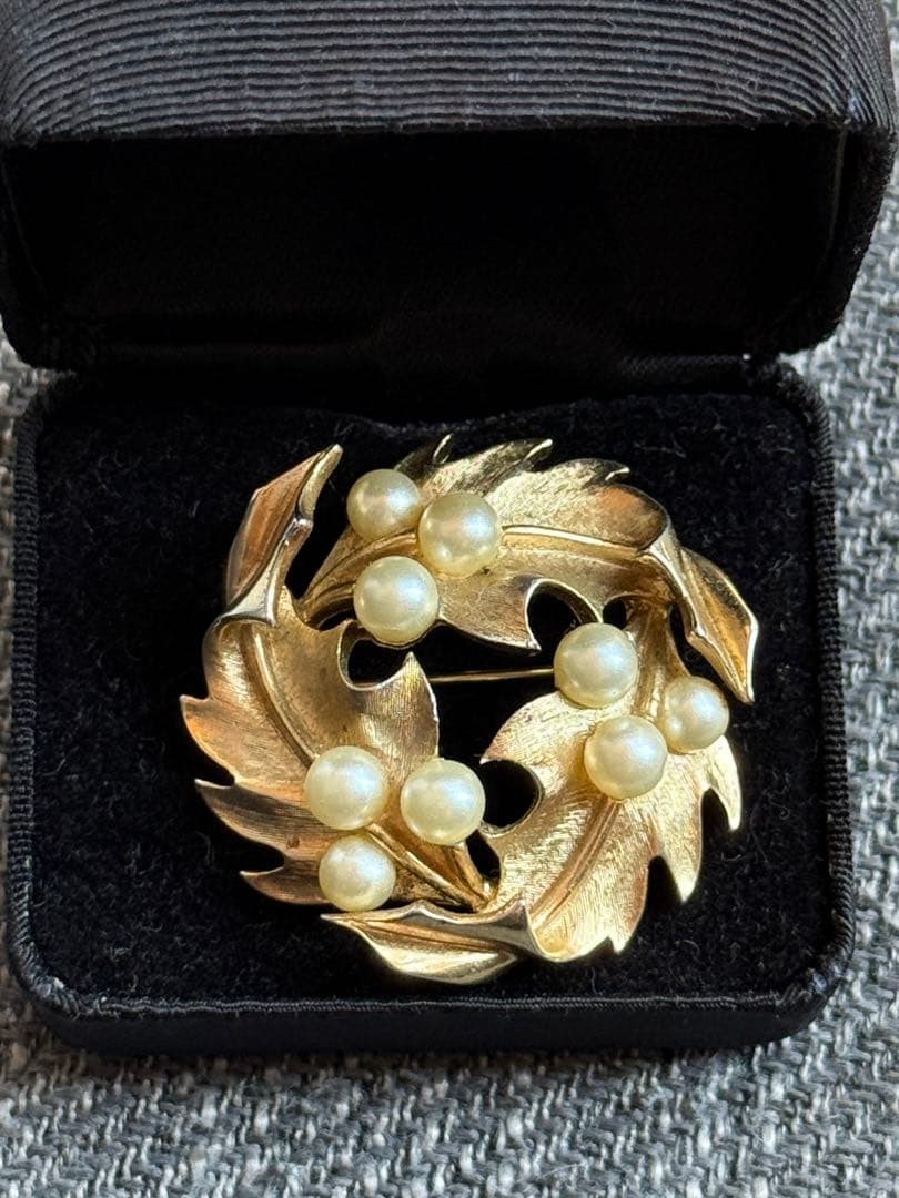Trifari ヒイラギブローチゴールド パール ケース付き