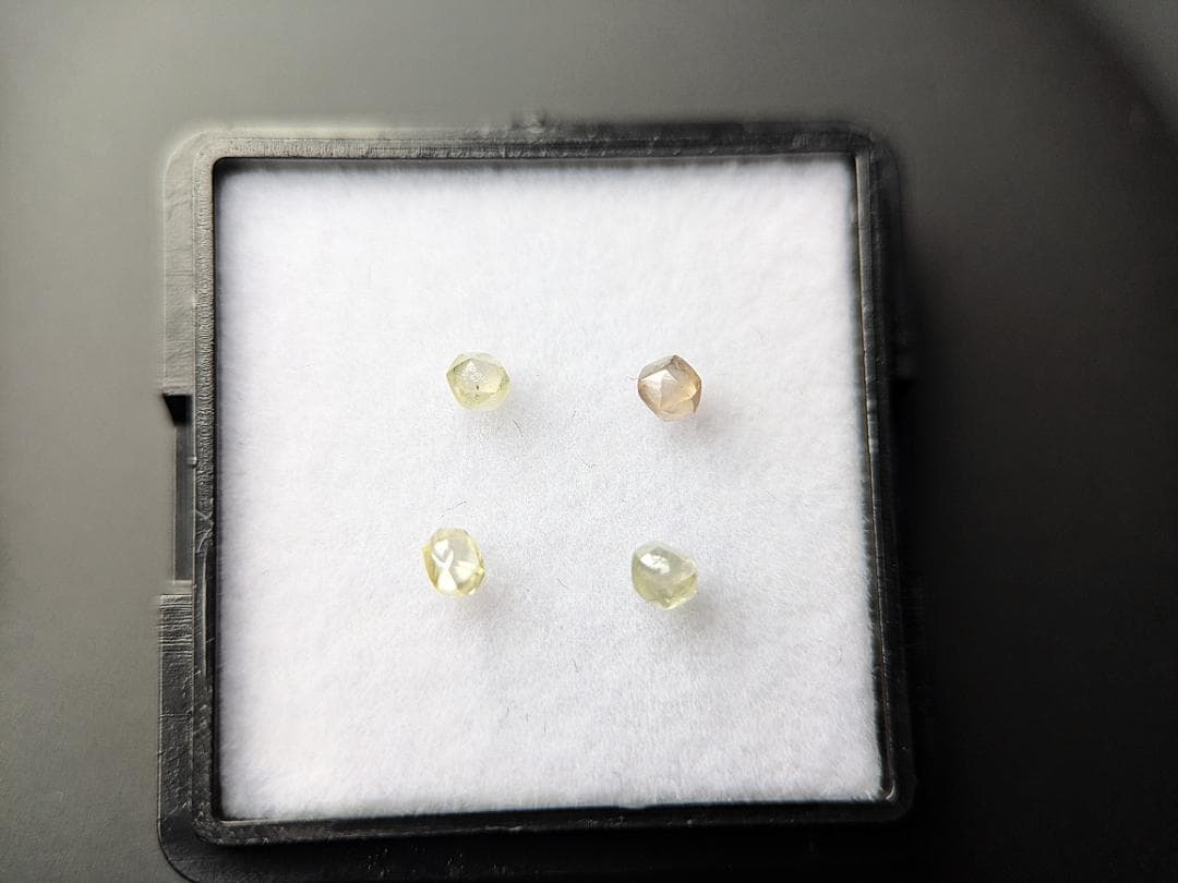 蛍光ダイヤモンド原石４色セット　計0.411カラット　ボツワナ産