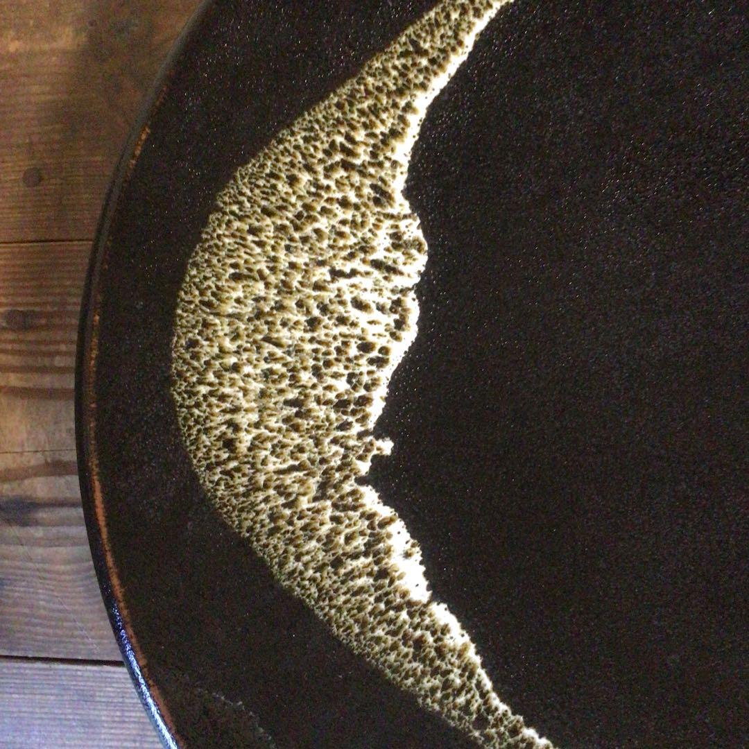 No4110 黒釉二彩大皿　陶印有　直径45.5cm 飾皿　陶磁器　送料無料