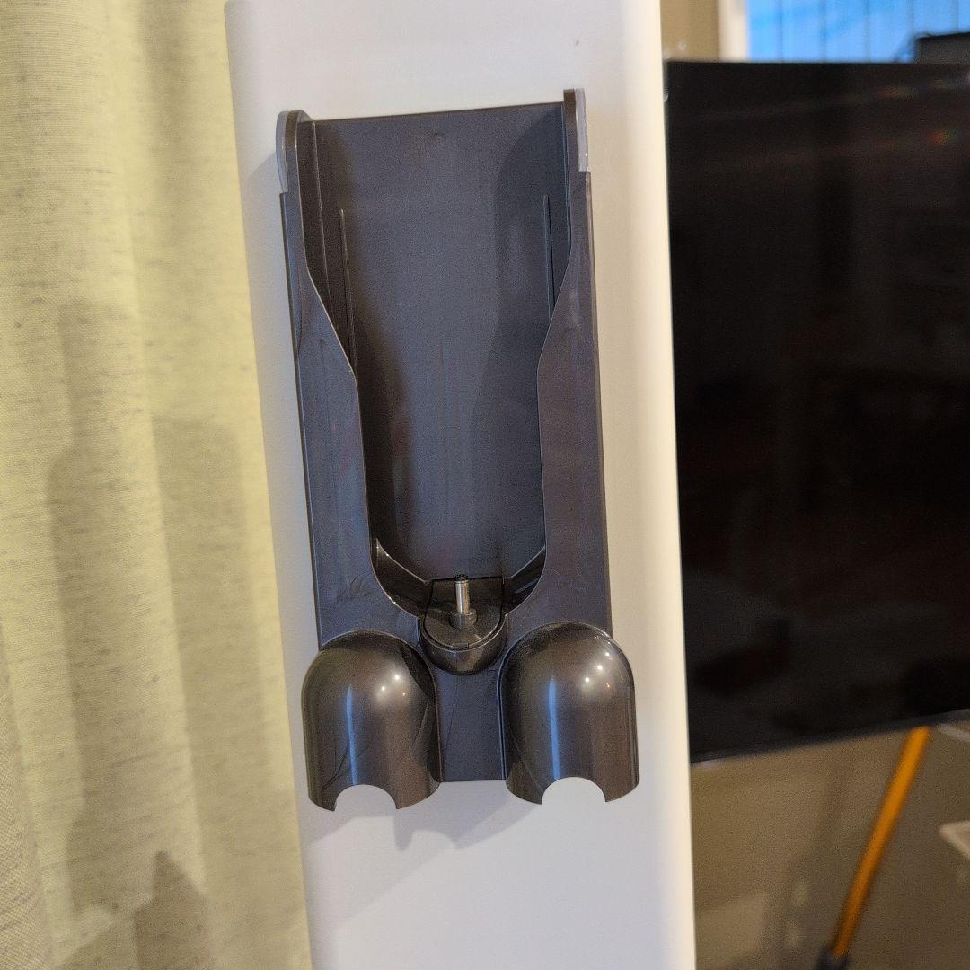スタンド型ダイソン掃除機立て　充電器付き！ ホワイト