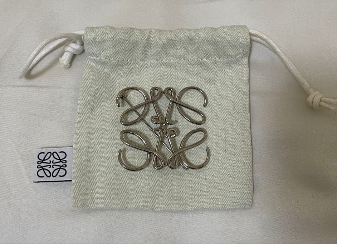 【本日発送可能】LOEWE ロエベ アナグラム ブローチ シルバー