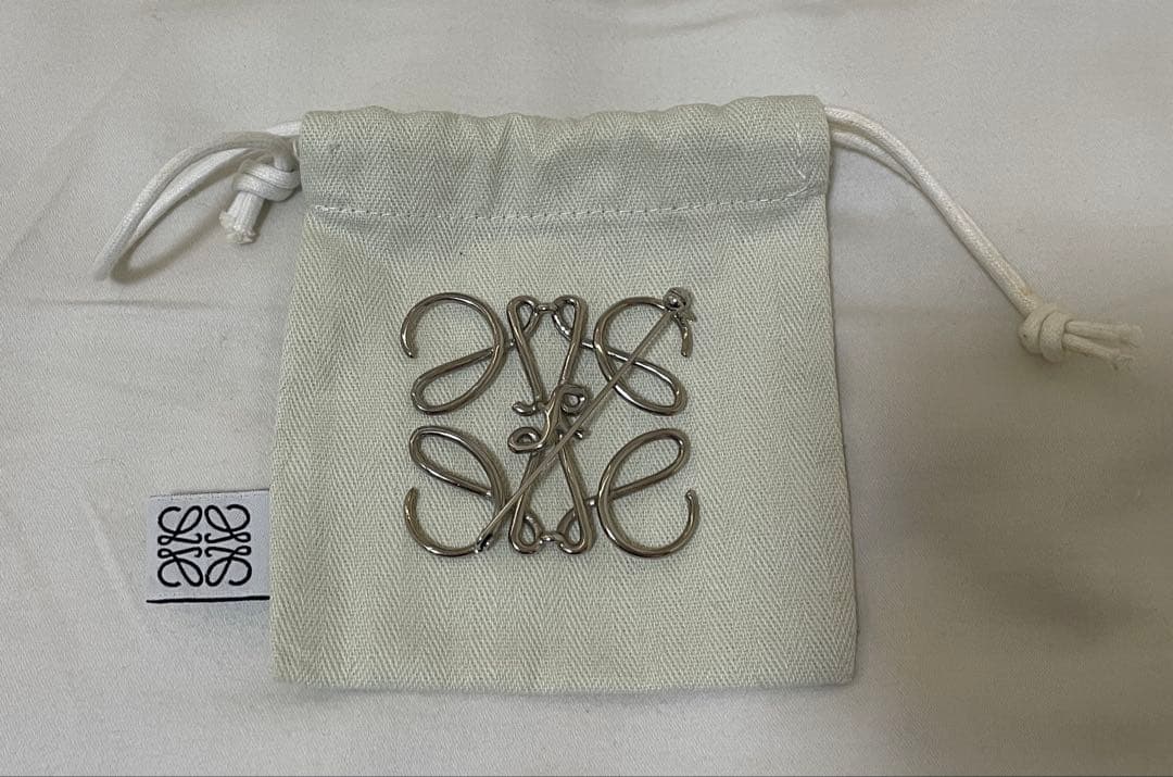 【本日発送可能】LOEWE ロエベ アナグラム ブローチ シルバー